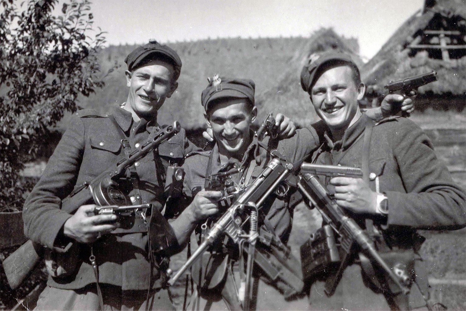 Żołnierze oddziału AK-DSZ por. Kazimierza Kosteckiego „Kostka” (stoi trzeci od lewej), Ruda Różaniecka, pow. Lubaczów, 21 maja 1945 r. / źródło: IPN
