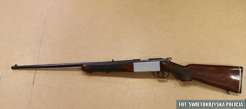 Na zdjęciu: nielegalna broń znaleziona u mieszkańca gminy Włoszczowa / Fot. świętokrzyska policja