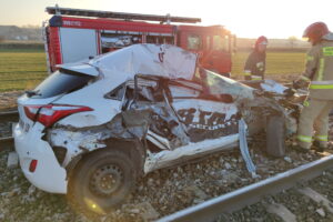 28.02.2023. Ostrowiec Św. Wypadek na przejeździe przy ul. Kolejowej. / Fot. PSP Ostrowiec Św.