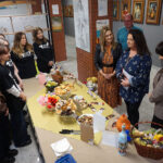 24.02.2023. Kielce. Aktorka Anna Dymna w Zespole Państwowych Szkół Plastycznych im. J. Szermentowskiego / Fot. Piotr Kwaśniewski – Radio Kielce