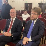 06.02.2023. Sandomierz. Wystawa w sandomierskim zamku. Na zdjęciu (od lewej): wiceminister Piotr Wawrzyk, Mikołaj Getka-Kenig - dyrektor Muzeum Zamkowego. / Fot. Grażyna Szlęzak - Radio Kielce