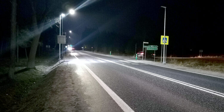 Gmina Morawica. Droga krajowa nr 73. Pierwsze doświetlone przejście dla pieszych. W sumie w województwie świętokrzyskim takich przejść ma być prawie 700 / źródło: GDDKiA