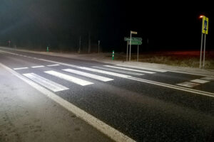 Gmina Morawica. Droga krajowa nr 73. Pierwsze doświetlone przejście dla pieszych. W sumie w województwie świętokrzyskim takich przejść ma być prawie 700 / źródło: GDDKiA