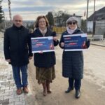 15.02.2023. Suchedniów. Przekazanie funduszy na remont ul. Stokowiec w Suchedniowie. Na zdjęciu (od lewej): Cezary Błach - burmistrz Suchedniowa, Agata Wojtyszek - pełnomocnik ostrowieckiego okręgu PiS i Maria Zuba - doradca wojewody świętokrzyskiego / Fot. Anna Głąb - Radio Kielce