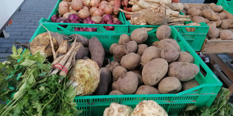 Aktualne ceny warzyw i owoców na świętokrzyskich placach targowych (16.06.2023)