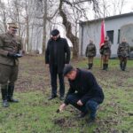 01.02.2023. Jurków, miejsce w którym stał dwór. Na zdjęciu (od lewej): Dionizy Krawczyński - Komendant Kadrówki, Rafał Nowak - wicewojewoda świętokrzyskie, Jarosław jaworski - burmistrz Wiślicy. / Fot. Marta Gajda-Kruk - Radio Kielce