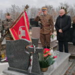 01.02.2023. Jurków, cmentarz. Na zdjęciu (od prawej): Karolina Trzaskowskia-Kubasik - Instytutu Pamięci Narodowej, Rafał Nowak - wicewojewoda świętokrzyskie, Dionizy Krawczyński - komendant Kadrówki / Fot. Marta Gajda-Kruk - Radio Kielce