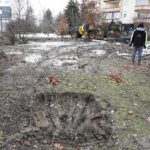 01.02.2023. Kielce. Przesadzanie drzew przy skrzyżowaniu ul. Karczówkowskiej i Jagiellońskiej / Fot. Jarosław Kubalski - Radio Kielce