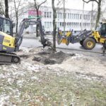 01.02.2023. Kielce. Przesadzanie drzew przy skrzyżowaniu ul. Karczówkowskiej i Jagiellońskiej / Fot. Jarosław Kubalski - Radio Kielce