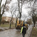 01.02.2023. Kielce. Przesadzanie drzew przy skrzyżowaniu ul. Karczówkowskiej i Jagiellońskiej / Fot. Jarosław Kubalski - Radio Kielce