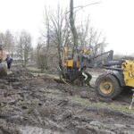 01.02.2023. Kielce. Przesadzanie drzew przy skrzyżowaniu ul. Karczówkowskiej i Jagiellońskiej / Fot. Jarosław Kubalski - Radio Kielce