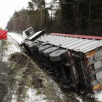 Barcza. TIR w rowie na trasie S7 / Fot. Jarosław Kubalski – Radio Kielce