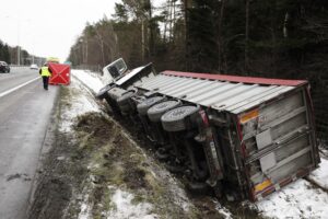 Barcza. TIR w rowie na trasie S7 / Fot. Jarosław Kubalski – Radio Kielce