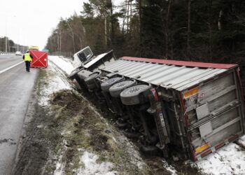 Barcza. TIR w rowie na trasie S7 / Fot. Jarosław Kubalski – Radio Kielce