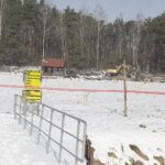 09.02.2023. Strawczyn. Zalew. Prace wokół zbiornika, gdzie ma powstać m.in. całoroczne sztuczne lodowisko, park linowy i plac zabaw / Fot. Jarosław Kubalski – Radio Kielce