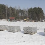 09.02.2023. Strawczyn. Zalew. Prace wokół zbiornika, gdzie ma powstać m.in. całoroczne sztuczne lodowisko, park linowy i plac zabaw / Fot. Jarosław Kubalski – Radio Kielce