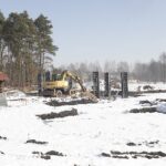 09.02.2023. Strawczyn. Zalew. Prace wokół zbiornika, gdzie ma powstać m.in. całoroczne sztuczne lodowisko, park linowy i plac zabaw / Fot. Jarosław Kubalski – Radio Kielce