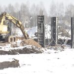 09.02.2023. Strawczyn. Zalew. Prace wokół zbiornika, gdzie ma powstać m.in. całoroczne sztuczne lodowisko, park linowy i plac zabaw / Fot. Jarosław Kubalski – Radio Kielce