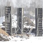 09.02.2023. Strawczyn. Zalew. Prace wokół zbiornika, gdzie ma powstać m.in. całoroczne sztuczne lodowisko, park linowy i plac zabaw / Fot. Jarosław Kubalski – Radio Kielce