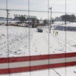 09.02.2023. Strawczyn. Zalew. Prace wokół zbiornika, gdzie ma powstać m.in. całoroczne sztuczne lodowisko, park linowy i plac zabaw / Fot. Jarosław Kubalski – Radio Kielce