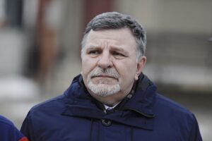 11.02.2023. Nowa Słupia. Odsłonięcie pamiątkowych kamieni z tablicami stanowiącymi „Drogę pamięci”. Na zdjęciu: poseł Andrzej Kryj / Fot. Jarosław Kubalski - Radio Kielce