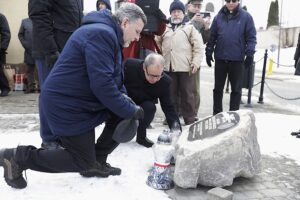 11.02.2023. Nowa Słupia. Odsłonięcie pamiątkowych kamieni z tablicami stanowiącymi „Drogę pamięci”. Na zdjęciu (od lewej): poseł Andrzej Kryj, Andrzej Gąsior - burmistrz Nowej Słupi / Fot. Jarosław Kubalski - Radio Kielce