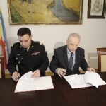 Strażacy będą współpracować z Politechniką Świętokrzyską - Radio Kielce 13.02.2023. Kielce. Podpisanie umowy pomiędzy strażą pożarną a Politechniką Świętokrzyską. Na zdjęciu (od lewej): nadbryg. Krzysztof Ciosek, świętokrzyski komendant wojewódzki Państwowej Straży Pożarnej i prof. Zbigniew Koruba - rektor Politechniki Świętokrzyskiej / Fot. Jarosław Kubalski - Radio Kielce