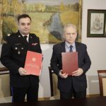 Strażacy będą współpracować z Politechniką Świętokrzyską - Radio Kielce 13.02.2023. Kielce. Podpisanie umowy pomiędzy strażą pożarną a Politechniką Świętokrzyską. Na zdjęciu (od lewej): nadbryg. Krzysztof Ciosek, świętokrzyski komendant wojewódzki Państwowej Straży Pożarnej i prof. Zbigniew Koruba - rektor Politechniki Świętokrzyskiej / Fot. Jarosław Kubalski - Radio Kielce