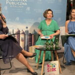 14.02.2023. Kielce. „Poczytalnia Na dVoRcu". Spotkanie autorskie poetek. Na zdjęciu (od lewej): Iwona Sabat oraz poetki: Janina Raczyńska-Kraj oraz Aneta Cielibała-Gil. / Fot. Kamil Król - Radio Kielce.