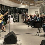 14.02.2023. Kielce. „Poczytalnia Na dVoRcu". Spotkanie autorskie poetek. Śpiewa Robert Krzyżanowski. / Fot. Kamil Król - Radio Kielce