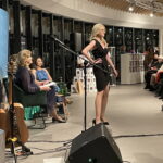 14.02.2023. Kielce. „Poczytalnia Na dVoRcu". Spotkanie autorskie poetek. Pokaz mody kieleckiej projektantki Ewy Łukawskiej. / Fot. Kamil Król - Radio Kielce