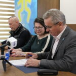 14.02.2023. Pińczów: Podpisanie umowy na termomodernizację Szkoły Podstawowej nr 2 im. Jana Pawła II w Pińczowie. Na zdjęciu (od lewej): Dariusz Domasko -wykonawca inwestycji, Mirosława Wiśniewska - skarbnik gminy Pińczów, Włodzimierz Badurak - burmistrz Pińczowa. / Fot. Marta Gajda-Kruk - Radio Kielce