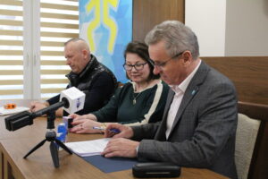 14.02.2023. Pińczów: Podpisanie umowy na termomodernizację Szkoły Podstawowej nr 2 im. Jana Pawła II w Pińczowie. Na zdjęciu (od lewej): Dariusz Domasko -wykonawca inwestycji, Mirosława Wiśniewska - skarbnik gminy Pińczów, Włodzimierz Badurak - burmistrz Pińczowa. / Fot. Marta Gajda-Kruk - Radio Kielce