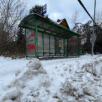 06.02.2023. Kielce. Zaśnieżony przystanek / Fot. Wiktor Taszłow - Radio Kielce