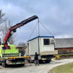 15.02.2023. Tokarnia, Muzeum Wsi Kieleckiej. Montaż kontenerów dla ekipy filmowej. / Fot. Dorota Klusek - Radio Kielce