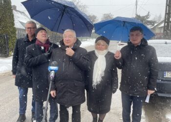 02.02.2023. Skarżysko-Kamienna. Konferencja nt. przebudowy ul. Głównej. Na zdjęciu (od lewej): Artur Mazurkiewicz - radny Rady Miasta w Skarżysku-Kamiennej, Andrzej Bętkowski - marszałek województwa świętokrzyskiego, Krzysztof Lipiec - pełnomocnik kieleckich struktur PiS, Renata Bilska - radna powiatu skarżyskiego i Andrzej Pruś - przewodniczący Sejmiku Województwa Świętokrzyskiego / Fot. Monika Miller - Radio Kielce