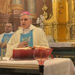 11.02.2023. Sandomierz. Obchody Dnia Chorego. Na zdjęciu (od lewej): ks. Bogusław Pitucha - dyrektor Caritas Diecezji Sandomierskiej i bp Krzysztof Nitkiewicz - ordynariusz diecezji kieleckiej / Fot. Grażyna Szlęzak - Radio Kielce