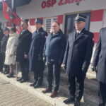 25.02.2023. Zakrzów. Przyjęcie OSP do KSRG. Na zdjęciu (od lewej): Feliks Szafirowski - prezes OSP w Zakrzowie, Marek Goździewski -burmistrz Klimontowa, Robert Orłowski przewodniczący rady miasta, Jan Kapusta - komendant Miejsko- Gminnego Zarządu OSP w Klimontowie, Szymon Kołacza - prezes Zarządu Powiatowego OSP w Sandomierzu, Anna Paluch - wicedyrektor Agencji Restrukturyzacji i Modernizacji Rolnictwa, starosta sandomierski Marcin Piwnik, Andrzej Włodarczyk - zastępca komendanta powiatowego PSP w Sandomierzu, poseł Marek Kwitek, Grzegorz Rajca - zastępca komendanta wojewódzkiego PSP, Piotr Krytusa - komendant powiatowy PSP w Sandomierzu. / Fot. Grażyna Szlęzak - Radio Kielce