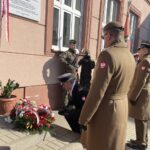 28.02.2023. Sandomierz. Odsłonięcie tablicy upamiętniającej członków młodzieżowej organizacji niepodległościowej „Młode Białe Orły” / Fot. Grażyna Szlęzak - Radio Kielce