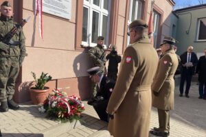 28.02.2023. Sandomierz. Odsłonięcie tablicy upamiętniającej członków młodzieżowej organizacji niepodległościowej „Młode Białe Orły” / Fot. Grażyna Szlęzak - Radio Kielce