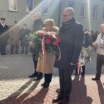 28.02.2023. Sandomierz. Odsłonięcie tablicy upamiętniającej członków młodzieżowej organizacji niepodległościowej „Młode Białe Orły”. Na zdjęciu (w środku): Dorota Koczwańska-Kalita - naczelnik delegatury IPN w Kielcach / Fot. Grażyna Szlęzak - Radio Kielce