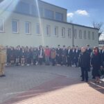 28.02.2023. Sandomierz. Odsłonięcie tablicy upamiętniającej członków młodzieżowej organizacji niepodległościowej „Młode Białe Orły” / Fot. Grażyna Szlęzak - Radio Kielce