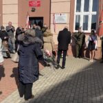 28.02.2023. Sandomierz. Odsłonięcie tablicy upamiętniającej członków młodzieżowej organizacji niepodległościowej „Młode Białe Orły” / Fot. Grażyna Szlęzak - Radio Kielce