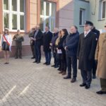28.02.2023. Sandomierz. Odsłonięcie tablicy upamiętniającej członków młodzieżowej organizacji niepodległościowej „Młode Białe Orły” / Fot. Grażyna Szlęzak - Radio Kielce