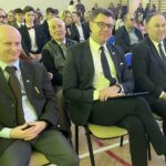 28.02.2023. Sandomierz. Odsłonięcie tablicy upamiętniającej członków młodzieżowej organizacji niepodległościowej „Młode Białe Orły”. Na zdjęciu (od lewej): Piotr Sławiński - Archiwum Państwowe w Sandomierzu, Marcin Marzec - burmistrz Sandomierza i Marek Kwitek - poseł PiS / Fot. Grażyna Szlęzak - Radio Kielce