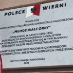 28.02.2023. Sandomierz. Odsłonięcie tablicy upamiętniającej członków młodzieżowej organizacji niepodległościowej „Młode Białe Orły” / Fot. Grażyna Szlęzak - Radio Kielce