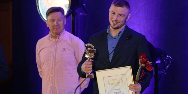 03.02.2023. Kielce. Świętokrzyskie Gwiazdy Sportu 2022. Na zdjęciu (od lewej): Andrzej Sypytkowski, Tomasz Niedźwiecki / Fot. Wiktor Taszłow - Radio Kielce