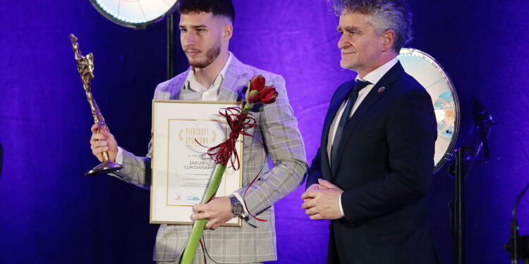 03.02.2023. Kielce. Świętokrzyskie Gwiazdy Sportu 2022. Na zdjęciu (od lewej): Jakub Łukowski - Korona Kielce, Krzysztof Słoń - senator / Fot. Wiktor Taszłow - Radio Kielce