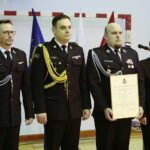 05.02.2023. Złotniki. Włączenie OSP Złotniki do systemu KSRG. Na zdjęciu (od prawej): Paweł Faryna - starosta jędrzejowski, nadbryg. Krzysztof Ciosek - komendant wojewódzki Państwowej Straży Pożarnej, Dominik Michlecki - prezes OSP Złotniki, Marek Bogusławski - członek zarządu województwa świętokrzyskiego. / Fot. Wiktor Taszłow - Radio Kielce