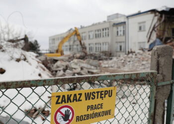 07.02.2023. Kielce. Rozbiórka budynków byłego szpitalika dziecięcego przy ulicy Langiewicza / Fot. Wiktor Taszłow – Radio Kielce